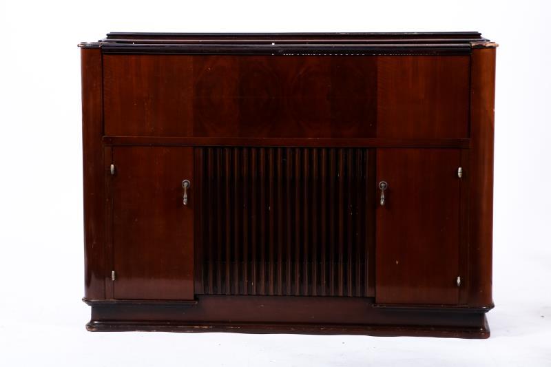 Een Philips platenspeler/ radio in mahoniehouten kast. Nederland, 2e helft 20e eeuw.