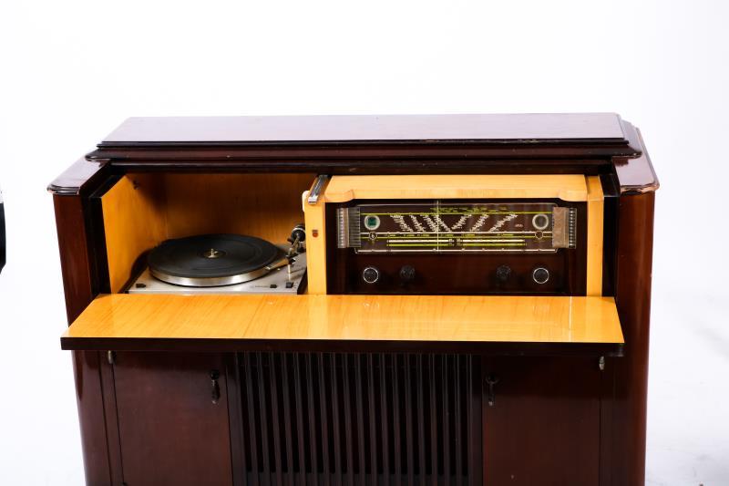 Een Philips platenspeler/ radio in mahoniehouten kast. Nederland, 2e helft 20e eeuw.
