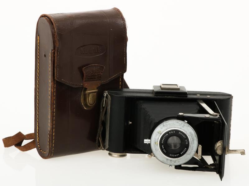 Een kodak-camera, in leren foedraal, 1e helft 20e eeuw.
