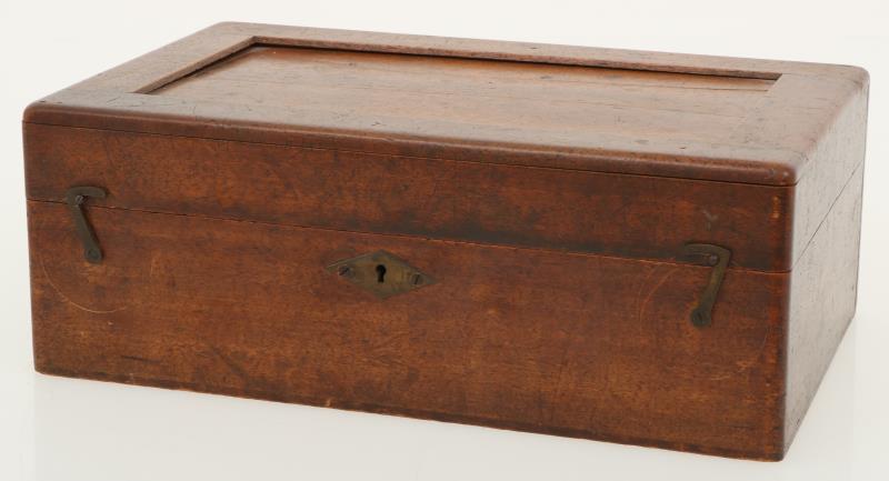Een arondeerinstrument in een houten kist, 2e helft 20e eeuw.