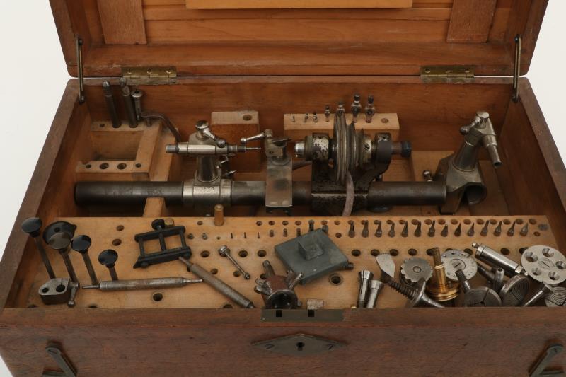 Een arondeerinstrument in een houten kist, 2e helft 20e eeuw.