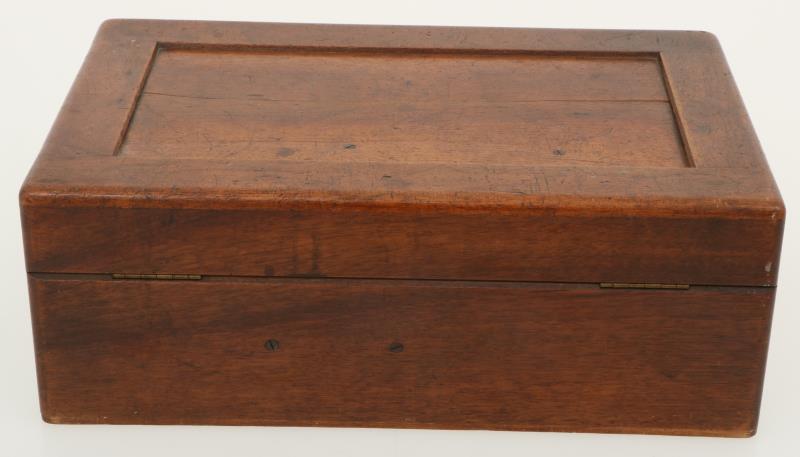 Een arondeerinstrument in een houten kist, 2e helft 20e eeuw.