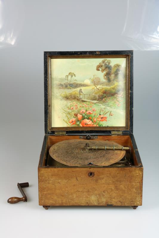 Een houten speeldoos (Kalliopc) met speelwerk en slag-op-bel. Zwitserland, 1e helft 20e eeuw.