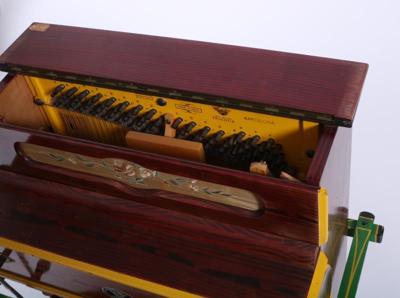 Een Spaanse houten Vicente Llinares Faventia orgel met kar. Spanje, 20e eeuw.