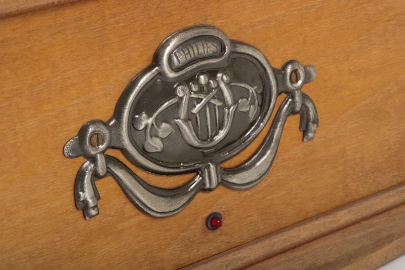 Een grammafoonspeler met hoorn, in eiken behuizing, 2de helft 20e-eeuw. Replica.