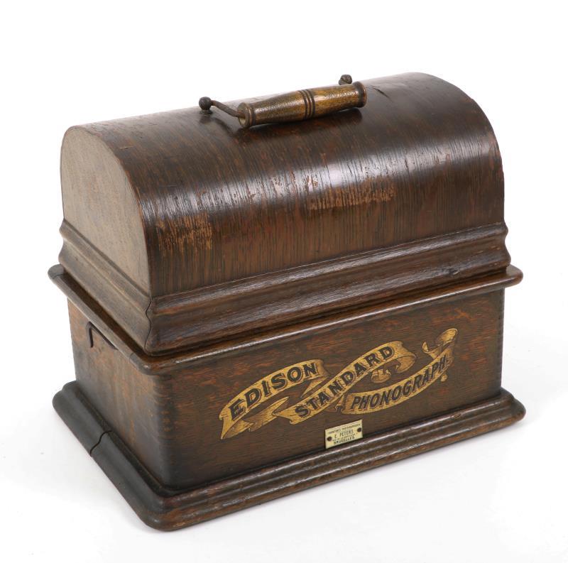Een Thomas Edison phonograaf met hoorn, Verenigde Staten, ca. 1900.