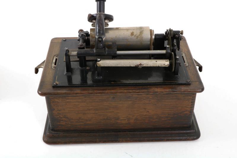 Een Thomas Edison phonograaf met hoorn, Verenigde Staten, ca. 1900.