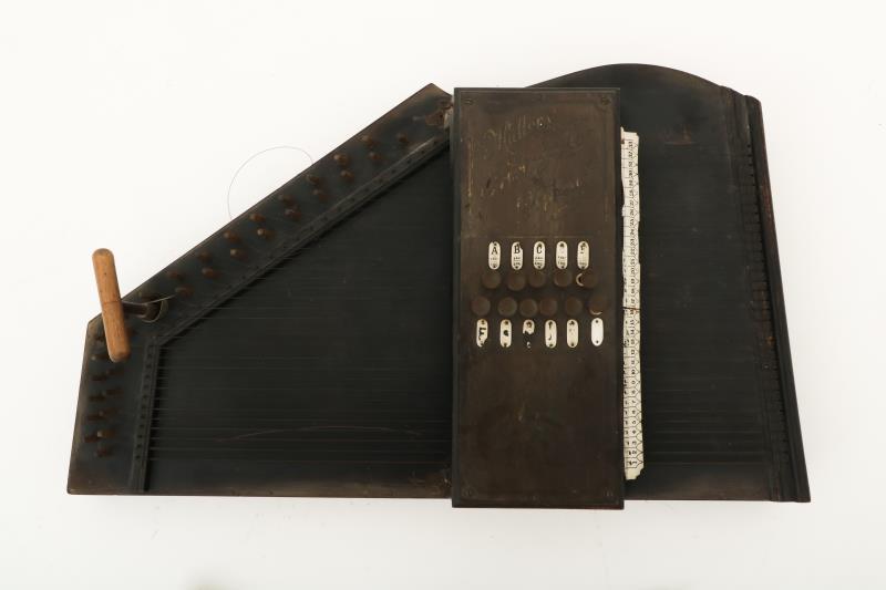 Een autoharp gemerkt: Müller's Accordzither Orpheus, met daarbij drie bijbehorende melodieboekjes, vol. 1, 3 en 4. met stemsleutel.