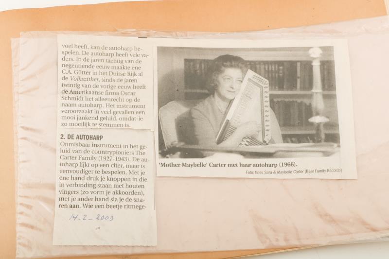 Een autoharp gemerkt: Müller's Accordzither Orpheus, met daarbij drie bijbehorende melodieboekjes, vol. 1, 3 en 4. met stemsleutel.