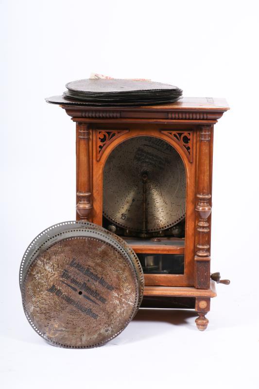 Een Polyphoon speler met een collectie speelplaten – Duitsland, circa 1900. 