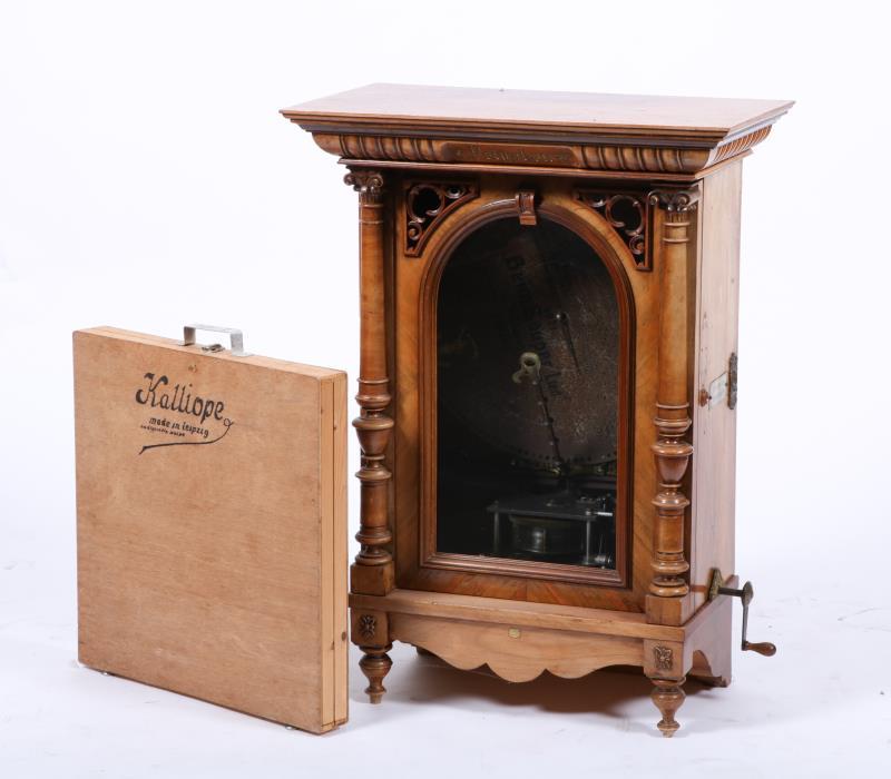 Een Polyphoon speler met een collectie speelplaten – Duitsland, circa 1900. 