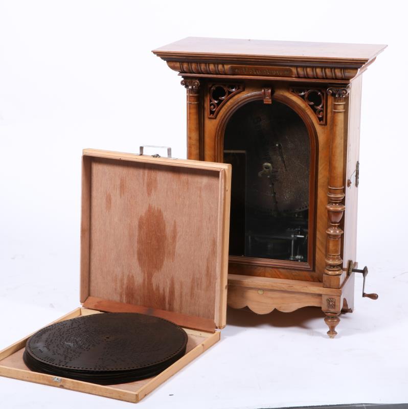 Een Polyphoon speler met een collectie speelplaten – Duitsland, circa 1900. 