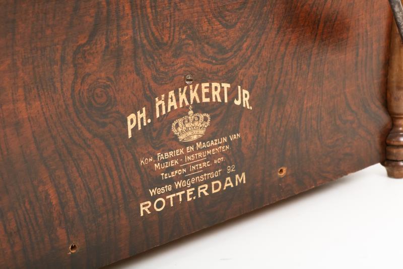 Een tafelorgel inclusief originele platen – 1e helft 20e eeuw