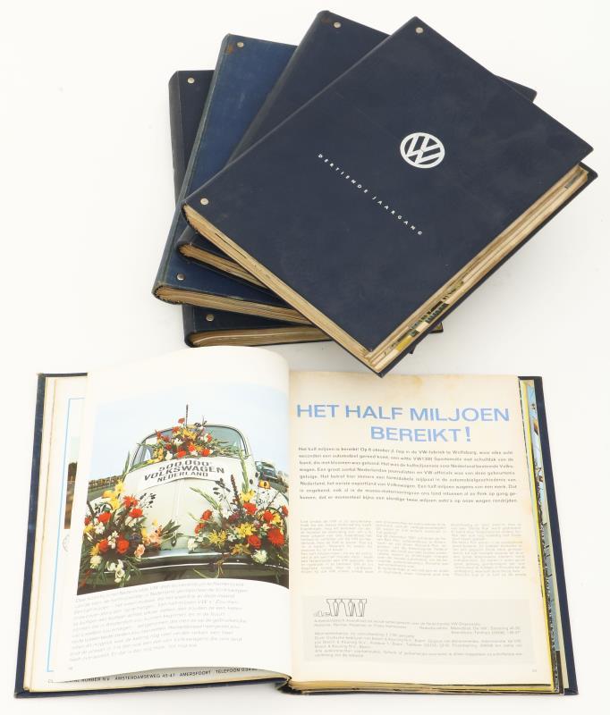 Een lot (5) boeken met daarin samengebundelde maandbladen van Volkswagen, 1964-1968.