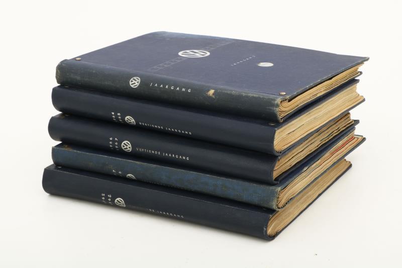 Een lot (5) boeken met daarin samengebundelde maandbladen van Volkswagen, 1964-1968.