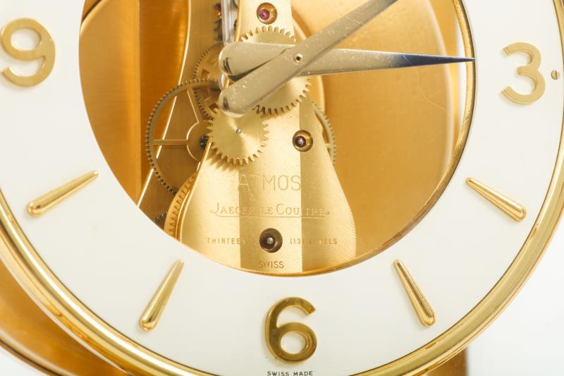 Een Jaeger le Coultre Atmos-tafelklok. 20e eeuw.