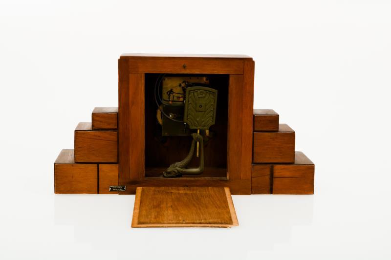 Een art-deco schouwklok in eiken kast met bronzen wijzerplaat, Holland, ca. 1920.