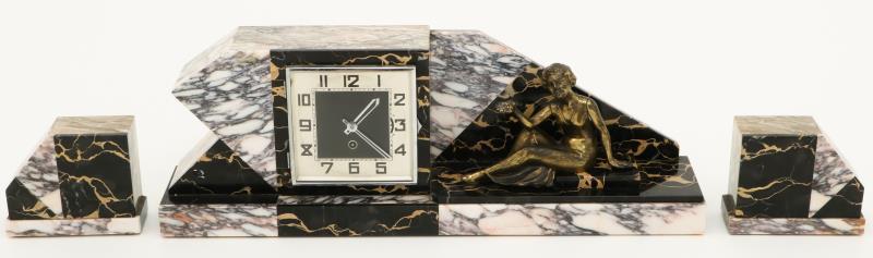 Een Art Deco stel klokkenstel met Zamac ornament.