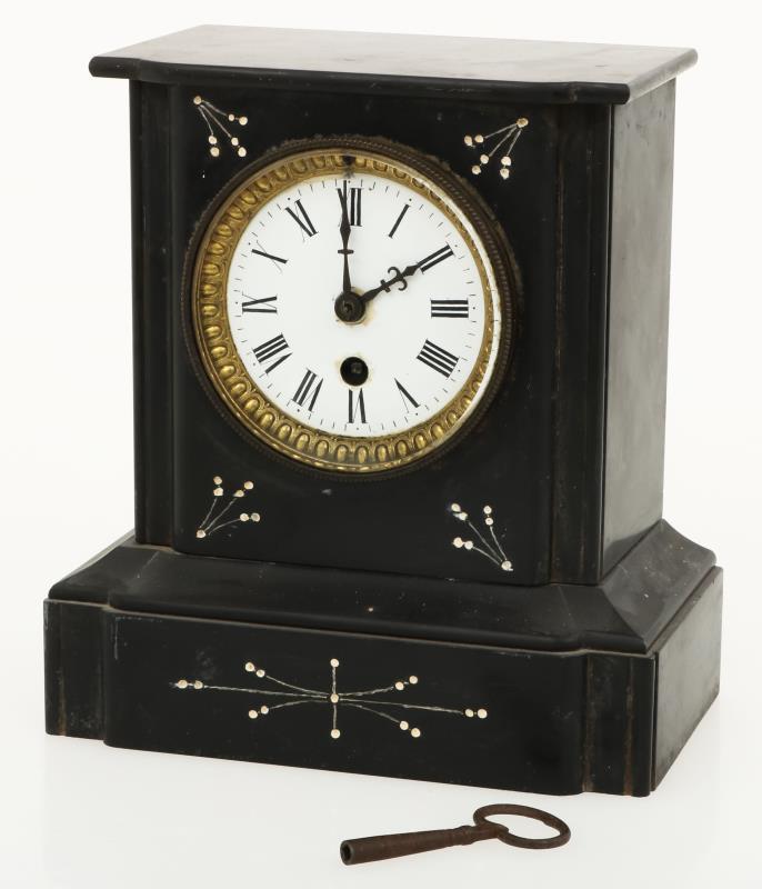 Een zwart marmeren schouwpendule, Frankrijk, 19e eeuw.