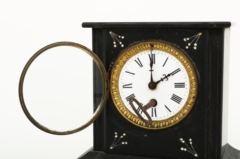 Een zwart marmeren schouwpendule, Frankrijk, 19e eeuw.