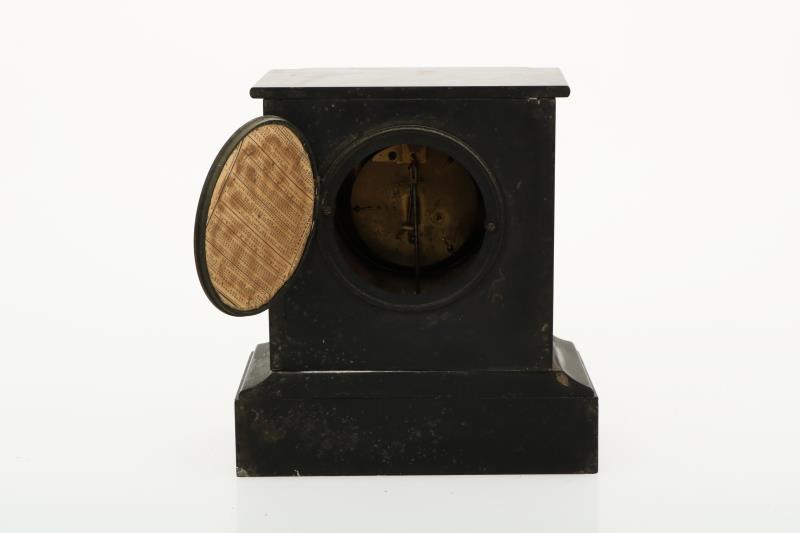 Een zwart marmeren schouwpendule, Frankrijk, 19e eeuw.