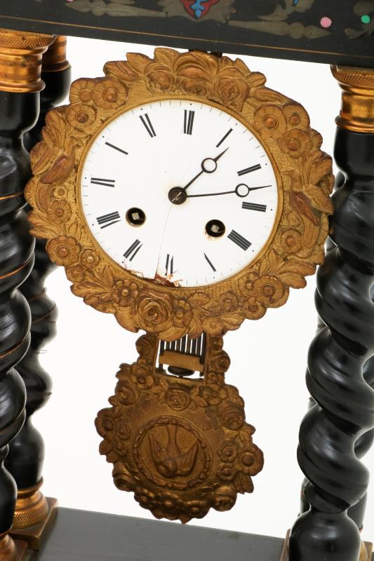 Een houten kolompendule met intarsia, Frankrijk, eind 19e eeuw.