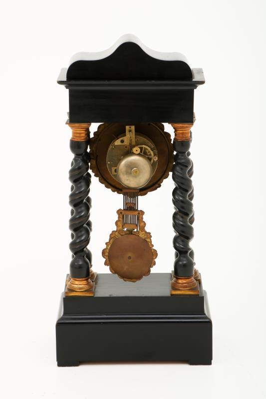 Een houten kolompendule met intarsia, Frankrijk, eind 19e eeuw.