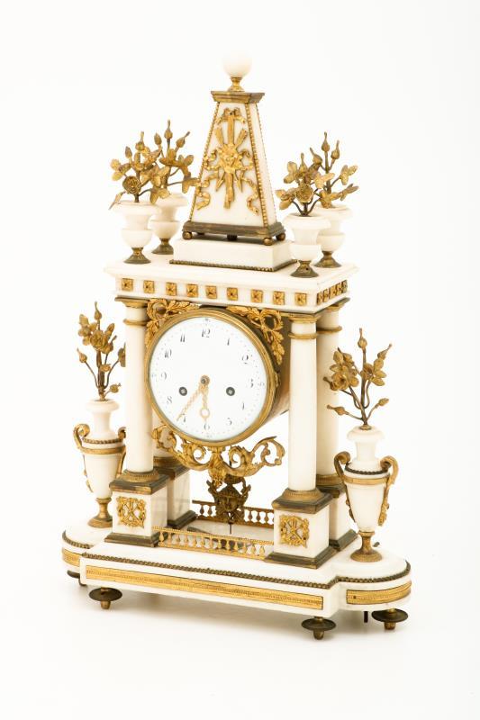 Een vuurverguld en marmeren kolompendule, Frankrijk, mid. 19e eeuw. 