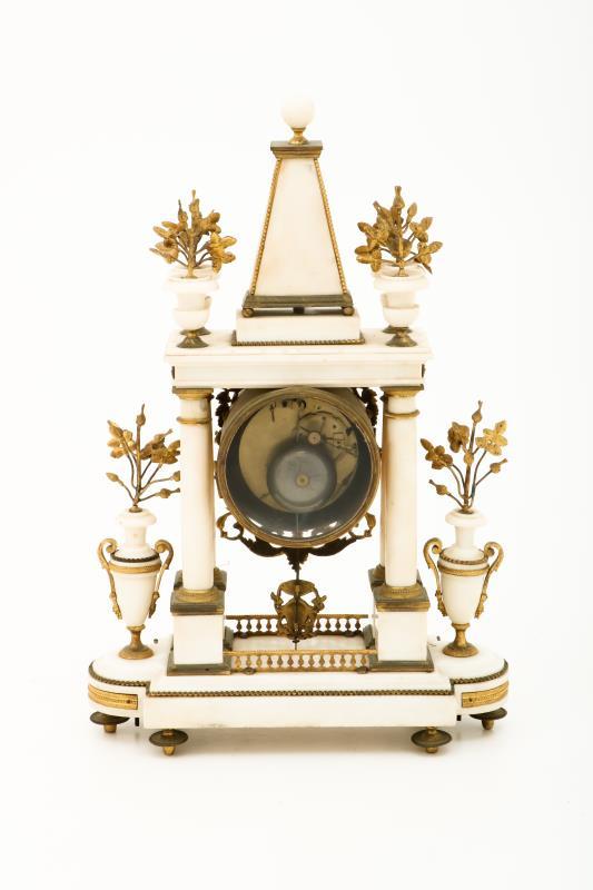 Een vuurverguld en marmeren kolompendule, Frankrijk, mid. 19e eeuw. 