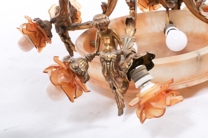 Een albasten 8-lichts hanglamp met schaal, Frankrijk, ca. 1920/ '30.