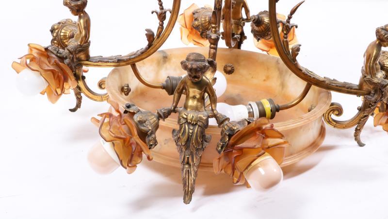 Een albasten 8-lichts hanglamp met schaal, Frankrijk, ca. 1920/ '30.