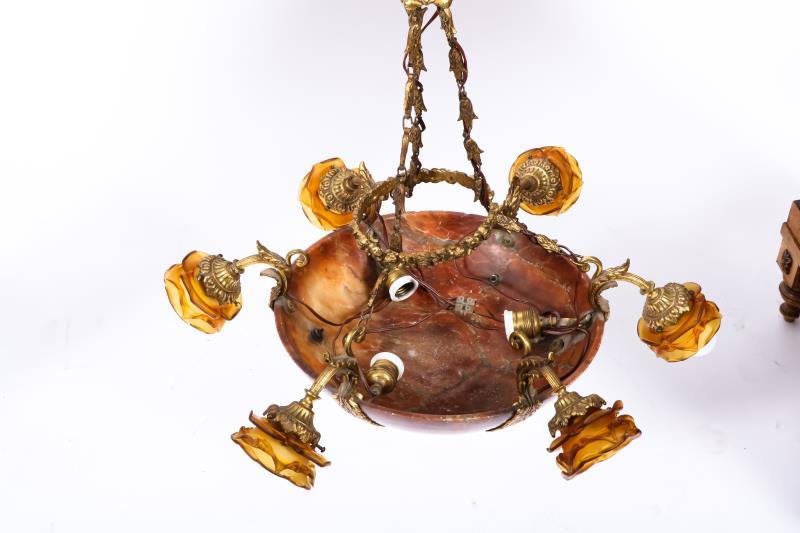 Een Empire-stijl albasten 6-lichts hanglamp met schaal, Frankrijk, ca. 1920/ '30.