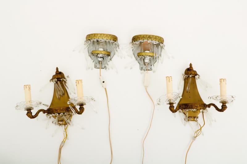 A lot with (4) wall sconces, decorative, with glass pendulums.