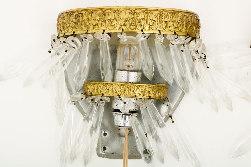 A lot with (4) wall sconces, decorative, with glass pendulums.