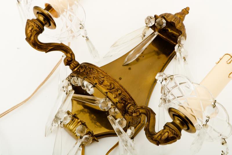 A lot with (4) wall sconces, decorative, with glass pendulums.