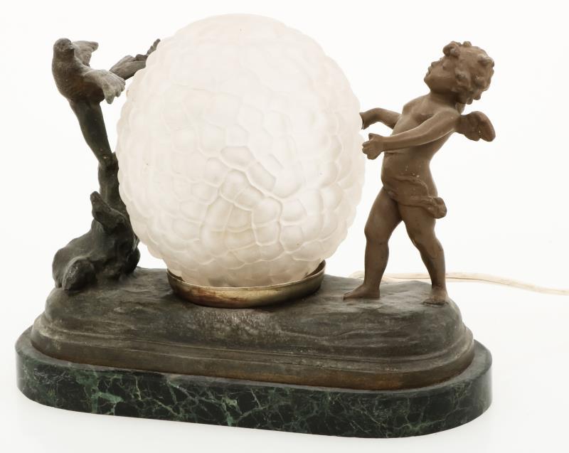 Een nachtlamp met putto op marmeren basement, vroeg 20e eeuw.
