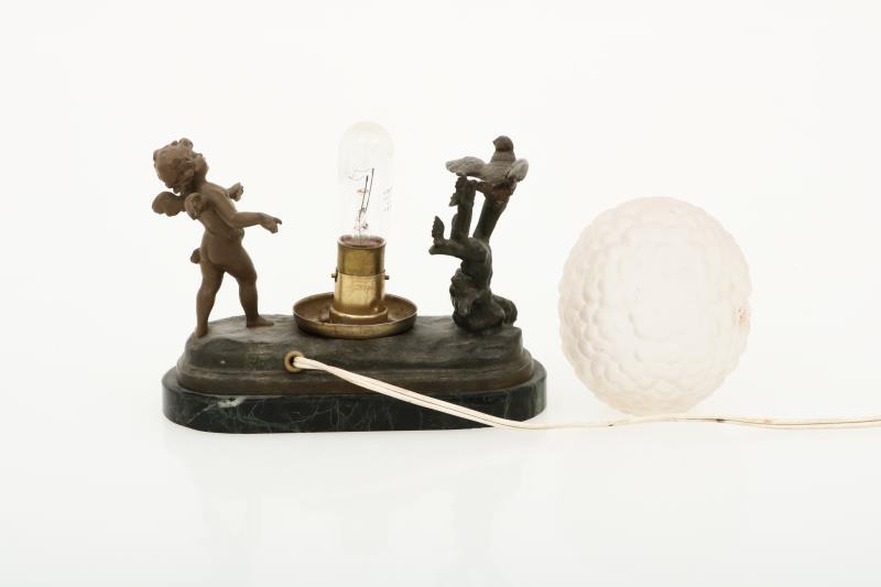 Een nachtlamp met putto op marmeren basement, vroeg 20e eeuw.