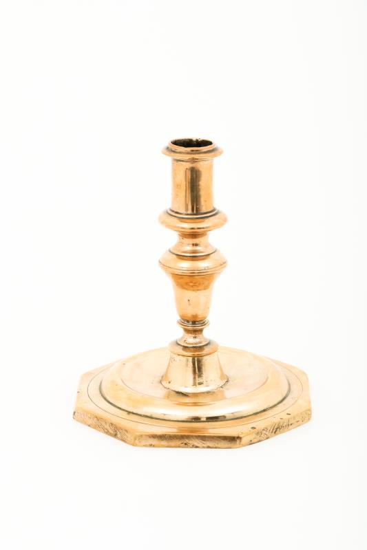 Een bronzen kandelaar, 18e eeuw.