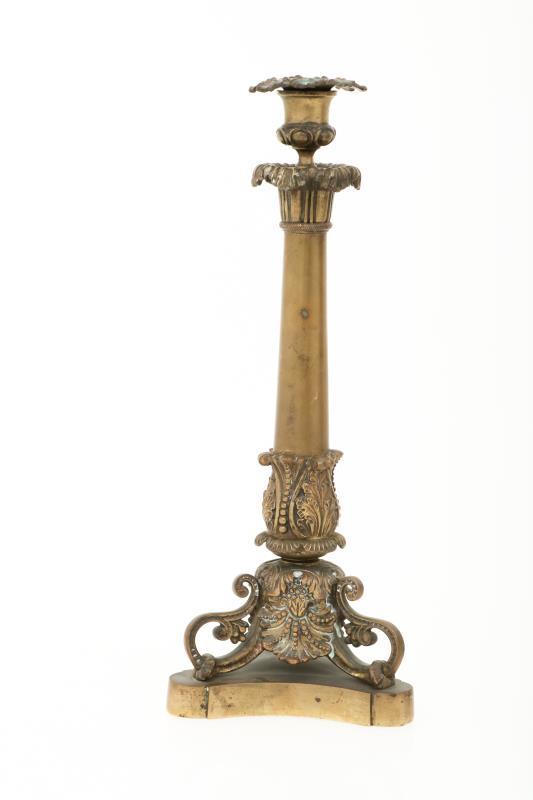 Een bronzen Charles X kandelaar, Frankrijk, 1e kwart 19e eeuw.