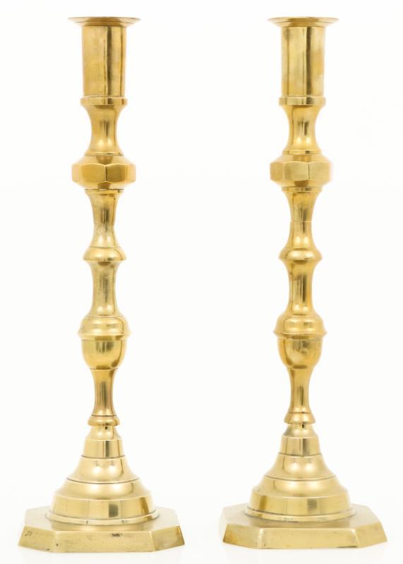 Twee koperen kandelaars, ca. 1900.