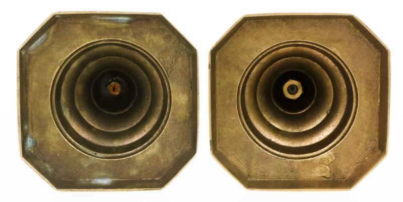 Twee koperen kandelaars, ca. 1900.