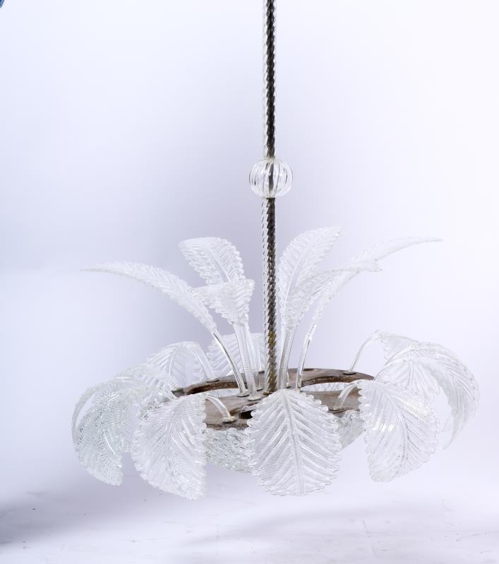 Een blank glazen schaal-luster met glazen palmet-bladeren, mid-century stijl, eind 20e eeuw.