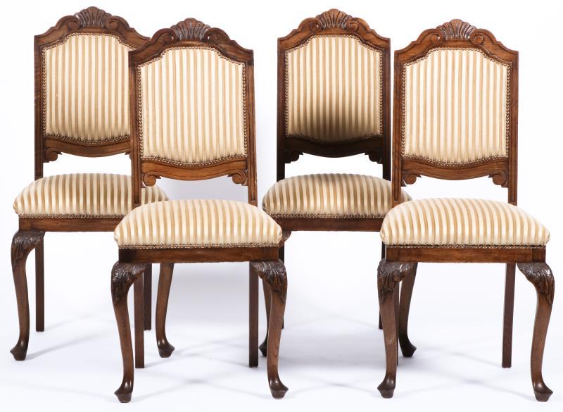 Een set van (4) eikenhouten eetstoelen, jaren '30.