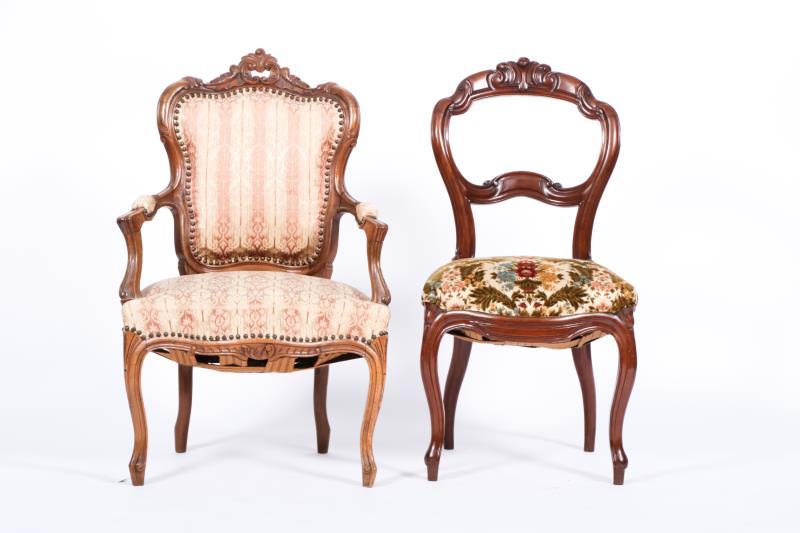 (4) Stoelen, waaronder twee notenhouten Louis XV-stijl armstoelen, 2e helft 20e eeuw.