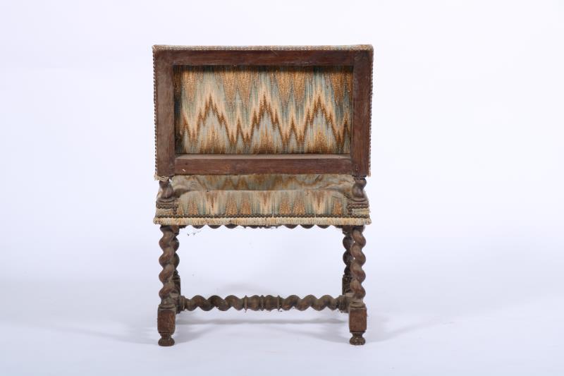 Een notenhouten armstoel in 17e eeuwse stijl, Holland, ca. 1900.