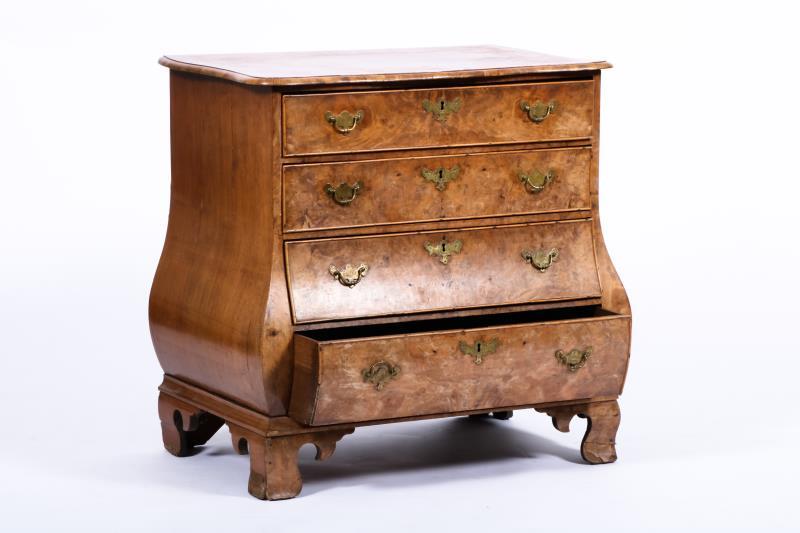 A wortelnoten houten gefineerde commode, Holland, 19e eeuw.