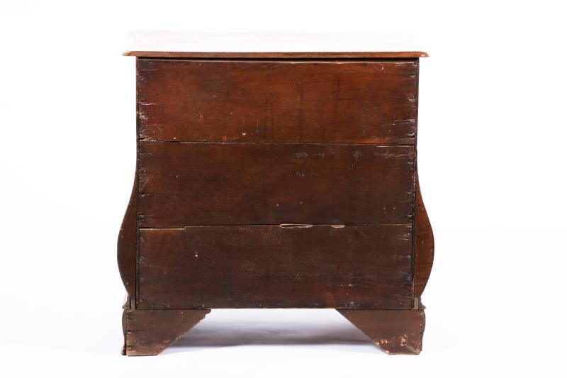 A wortelnoten houten gefineerde commode, Holland, 19e eeuw.