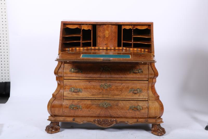 Een 20e eeuwse klepsecretaire.