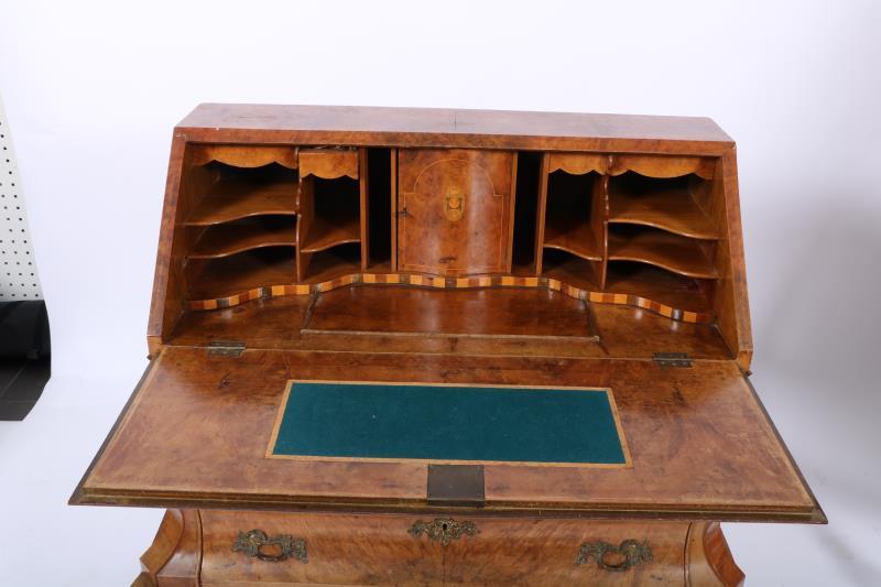 Een 20e eeuwse klepsecretaire.