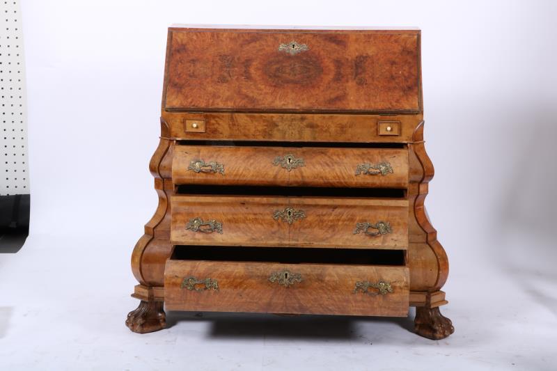 Een 20e eeuwse klepsecretaire.